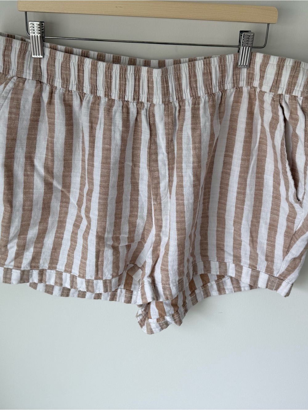 Striped Linen-Blend Casual Shorts in White and Tan